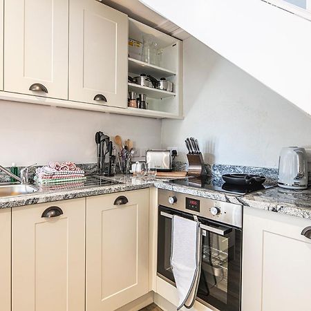 The Artists Loft - A Superb Cottage Sensitively Converted From A Grade II Listed 17Th Century Building Бэйквэлл Экстерьер фото