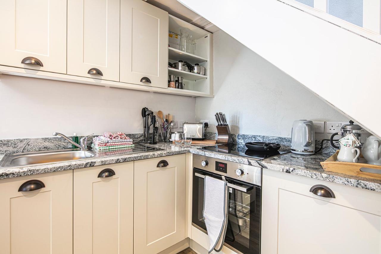 The Artists Loft - A Superb Cottage Sensitively Converted From A Grade II Listed 17Th Century Building Бэйквэлл Экстерьер фото