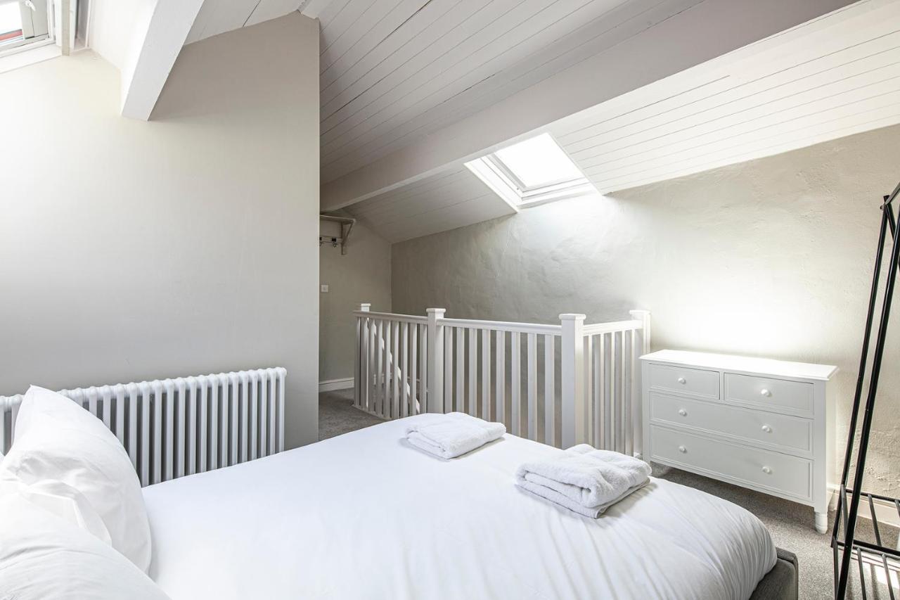 The Artists Loft - A Superb Cottage Sensitively Converted From A Grade II Listed 17Th Century Building Бэйквэлл Экстерьер фото