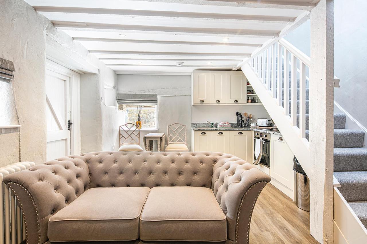 The Artists Loft - A Superb Cottage Sensitively Converted From A Grade II Listed 17Th Century Building Бэйквэлл Экстерьер фото